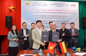 Lễ kí kết thoả thuận hợp tác giữa VNU- game đánh chắn online đổi thưởng
 với Quỹ Đào Minh Quang
